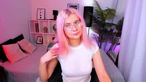 Snapshot of roxypinky chatting on May 2026 04:56:02 PM Roxy online show from May 2026 04:56:02 PM