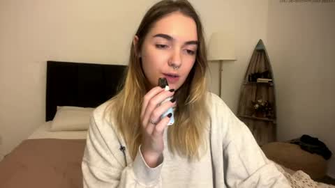 Snapshot of roxysweetdream chatting on April 2026 05:30:01 PM Roxy online show from April 2026 05:30:01 PM