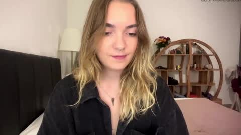 Snapshot of roxysweetdream chatting on May 2026 12:21:02 PM Roxy online show from May 2026 12:21:02 PM