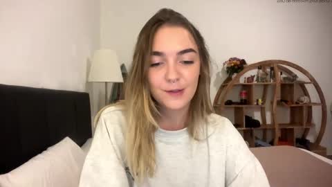 Snapshot of roxysweetdream chatting on May 2026 12:32:01 PM Roxy online show from May 2026 12:32:01 PM