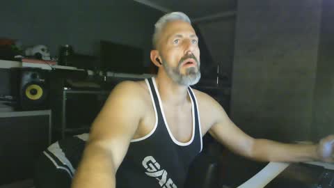 Chico que rico Caliente online show from January 2025 11:55:01 PM