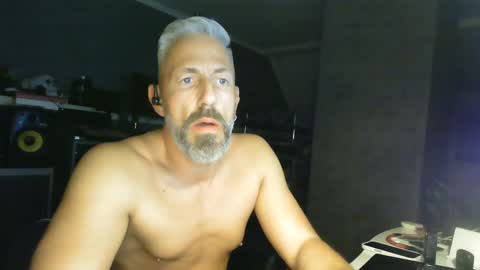 Chico que rico Caliente online show from February 2025 08:30:01 PM