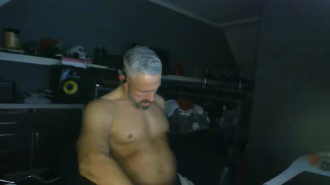 Chico que rico Caliente online show from February 2025 10:45:01 PM
