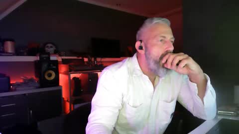 Chico que rico Caliente online show from November 2025 01:52:01 AM