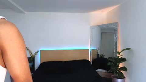  R U S S E L L  online show from September 2025 07:36:02 PM