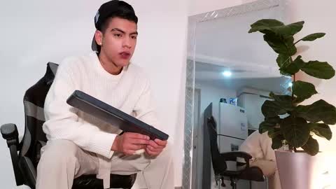  R U S S E L L  online show from January 2026 09:48:02 AM