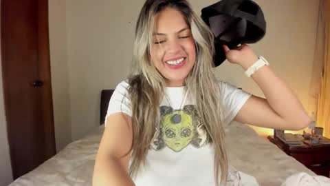 Snapshot of s_u_n_r_i_s_e_e chatting on February 2026 04:49:02 AM Leslie Beltrn online show from February 2026 04:49:02 AM