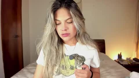 Snapshot of s_u_n_r_i_s_e_e chatting on February 2026 04:42:01 AM Leslie Beltrn online show from February 2026 04:42:01 AM