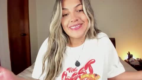 Snapshot of s_u_n_r_i_s_e_e chatting on February 2026 04:10:02 AM Leslie Beltrn online show from February 2026 04:10:02 AM