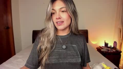 Snapshot of s_u_n_r_i_s_e_e chatting on April 2026 04:54:01 AM Leslie Beltrn online show from April 2026 04:54:01 AM