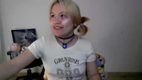 Snapshot of sakura_goldie chatting on November 2025 02:32:01 AM Saku online show from November 2025 02:32:01 AM