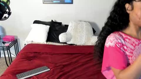 Yaya online show from February 2025 07:52:01 PM