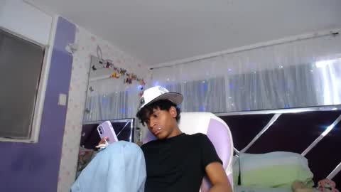 Snapshot of santy_bigcock_01 chatting on April 2026 04:33:02 PM santy online show from April 2026 04:33:02 PM