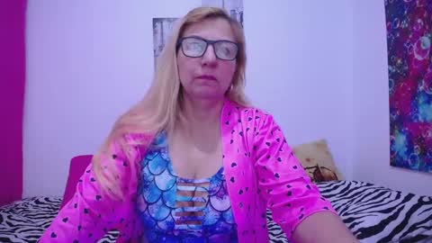 Snapshot of sara211 chatting on January 2025 12:05:02 PM sara online show from January 2025 12:05:02 PM