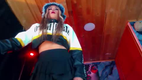 Snapshot of sara_buck chatting on April 2026 06:19:02 AM sara_buck online show from April 2026 06:19:02 AM