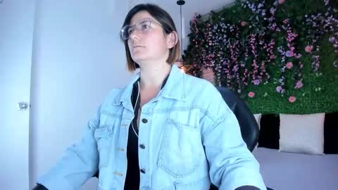 Sarah Deyvis online show from December 2025 01:05:02 PM