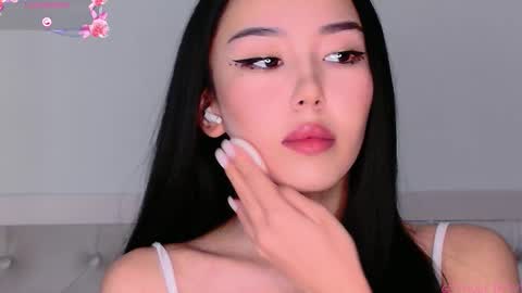 Mia online show from October 2025 08:17:01 AM