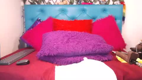 Sara Wills online show from November 2025 02:07:02 PM