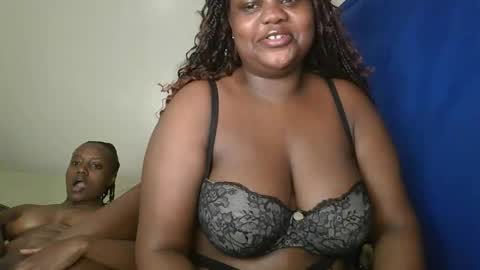 Snapshot of sassie_bee chatting on September 2025 06:02:02 PM sassie_bee online show from September 2025 06:02:02 PM