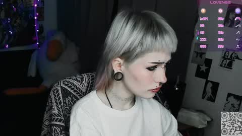 pronoun she. name Mary. age 21. online show from April 2026 11:31:01 PM