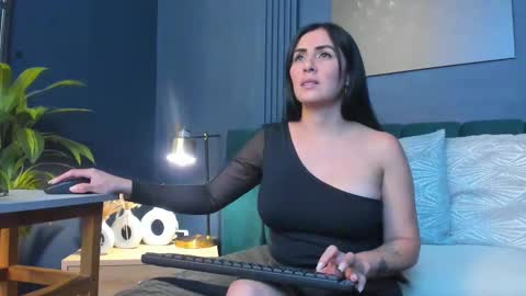 Scarlet Edwars online show from November 2025 08:41:02 PM