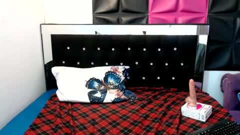 Snapshot of scarletglow1 chatting on January 2025 05:51:02 PM scarletglow1 online show from January 2025 05:51:02 PM