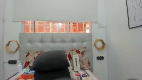 scarlett_fox20 online show from October 2025 12:57:02 PM