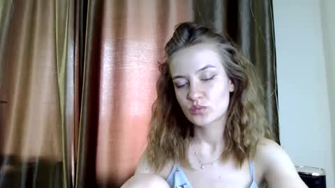 Snapshot of scented_elsa chatting on May 2026 11:18:02 AM Elsa online show from May 2026 11:18:02 AM
