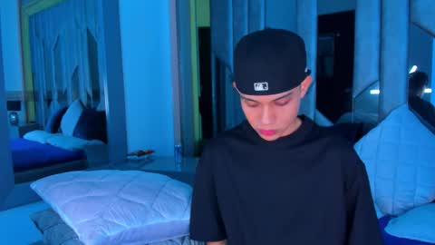 Sebastian online show from September 2025 04:02:02 AM