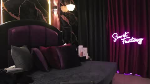 Kiki and Max online show from April 2026 01:08:01 AM