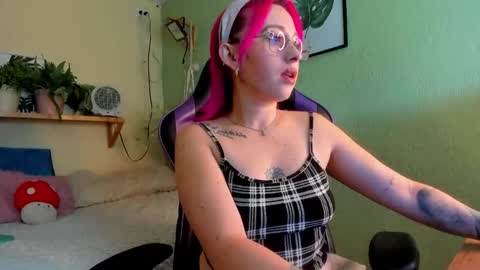 Yeyis  online show from November 2025 03:17:02 PM