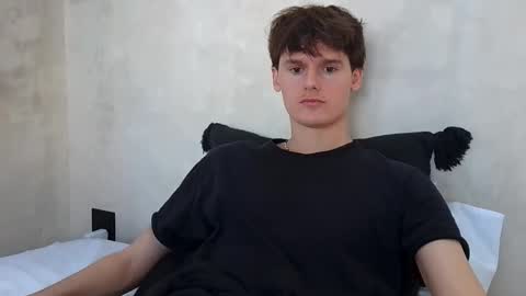 Cam online show from October 2025 07:03:01 PM