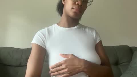 Snapshot of serenitybee chatting on May 2026 03:38:01 PM Serenity Bee online show from May 2026 03:38:01 PM