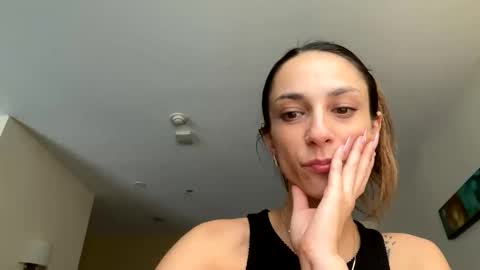 serenityroseee online show from June 2026 06:22:02 PM