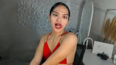 Snapshot of servicedoll18 chatting on April 2026 03:15:02 PM Bella online show from April 2026 03:15:02 PM