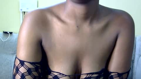 Snapshot of sexxie_vee chatting on July 2026 07:43:01 PM Sexxie ebony online show from July 2026 07:43:01 PM