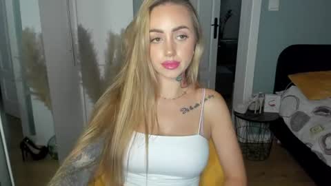 Snapshot of sexy_coralie chatting on June 2026 01:33:01 PM C o r a l i e online show from June 2026 01:33:01 PM