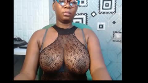 Snapshot of sexy_pearl12 chatting on January 2025 06:25:02 AM zoe online show from January 2025 06:25:02 AM