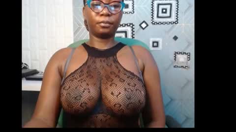 Snapshot of sexy_pearl12 chatting on January 2025 06:20:02 PM zoe online show from January 2025 06:20:02 PM