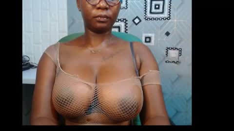 Snapshot of sexy_pearl12 chatting on January 2025 06:59:01 AM zoe online show from January 2025 06:59:01 AM