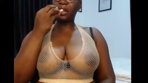 Snapshot of sexy_pearl12 chatting on May 2026 07:15:02 AM zoe online show from May 2026 07:15:02 AM