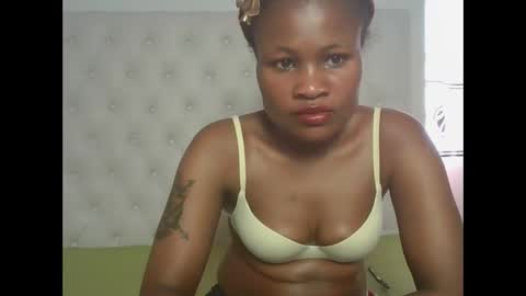 queenivy online show from December 2025 12:20:01 PM