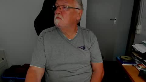 Snapshot of sharlots_pet chatting on April 2026 08:45:01 AM sharlots_pet online show from April 2026 08:45:01 AM