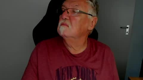 Snapshot of sharlots_pet chatting on May 2026 12:02:01 PM sharlots_pet online show from May 2026 12:02:01 PM
