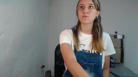 Snapshot of sharlotte__jones chatting on February 2025 02:00:01 PM Sara online show from February 2025 02:00:01 PM