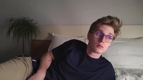 Snapshot of shirizo chatting on December 2025 03:20:01 PM Matthew online show from December 2025 03:20:01 PM