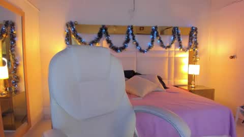 Sienna  online show from December 2025 11:28:02 AM