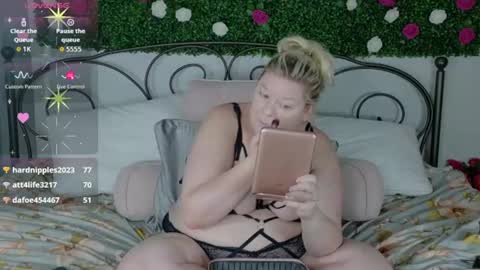 Snapshot of siennaxluxx chatting on July 2026 04:53:02 PM Sienna Luxx online show from July 2026 04:53:02 PM