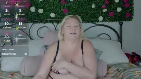 Snapshot of siennaxluxx chatting on July 2026 04:15:02 PM Sienna Luxx online show from July 2026 04:15:02 PM
