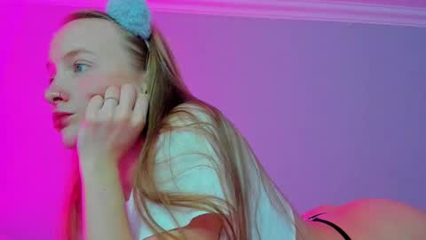 Mila online show from October 2025 10:02:01 AM